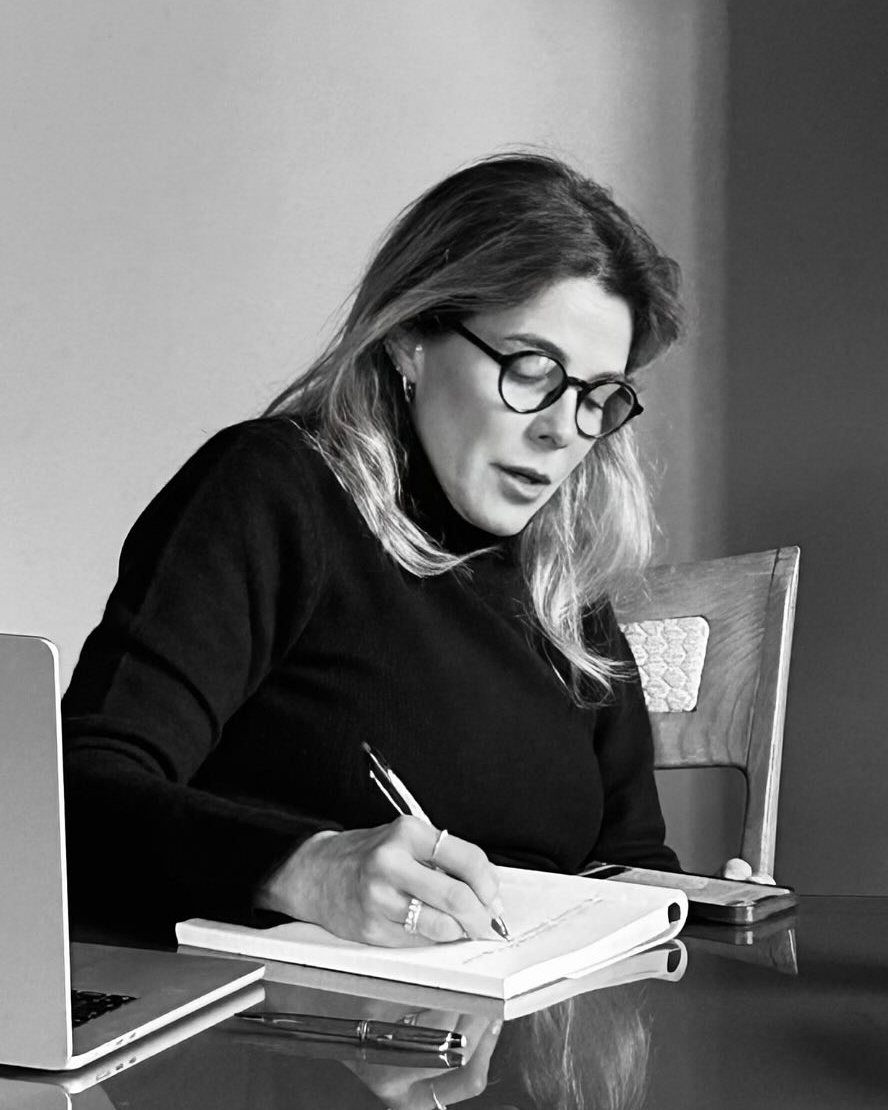 La Dott.ssa Roberta Corradi alla scrivania, mentre prende appunti
